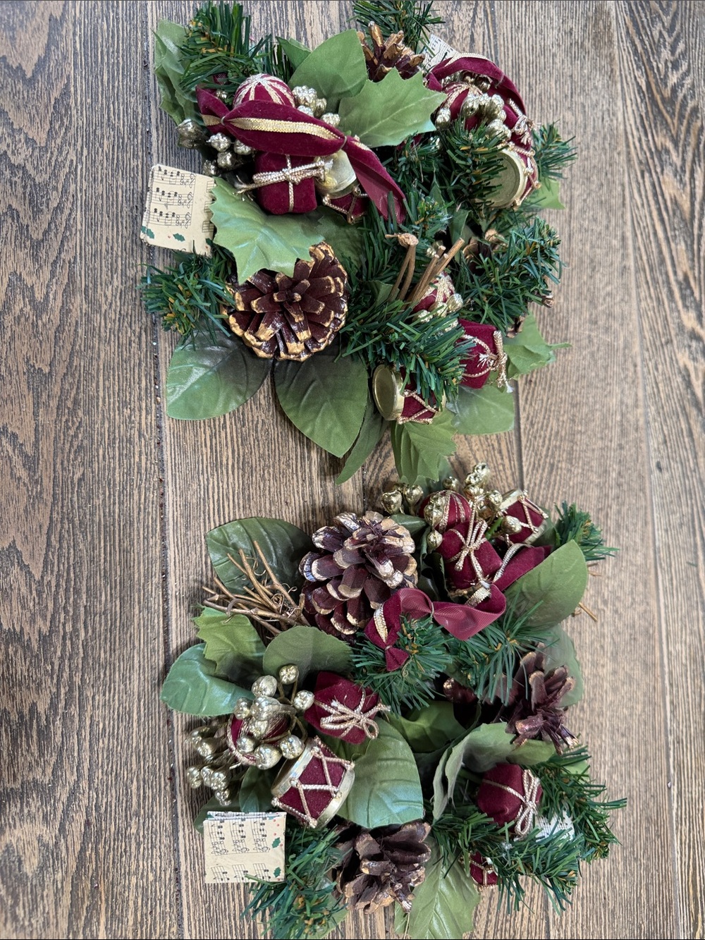 VTG GORGEOUS! Festive Burgundy and Green Holiday Wreath Cluster Set of 2